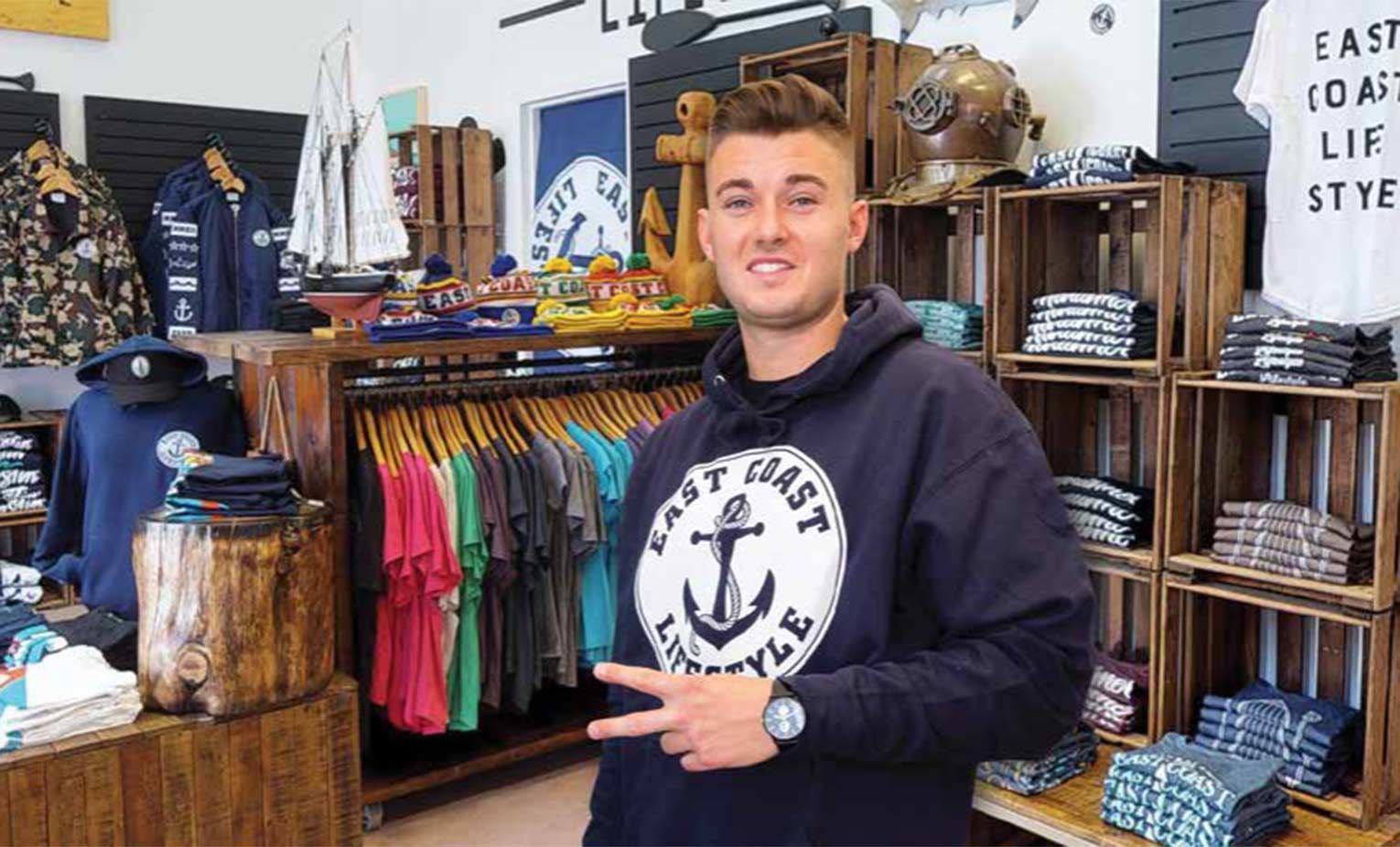Alex MacLean, fondateur d’East Coast Lifestyle, porte un chandail à capuchon de la marque.